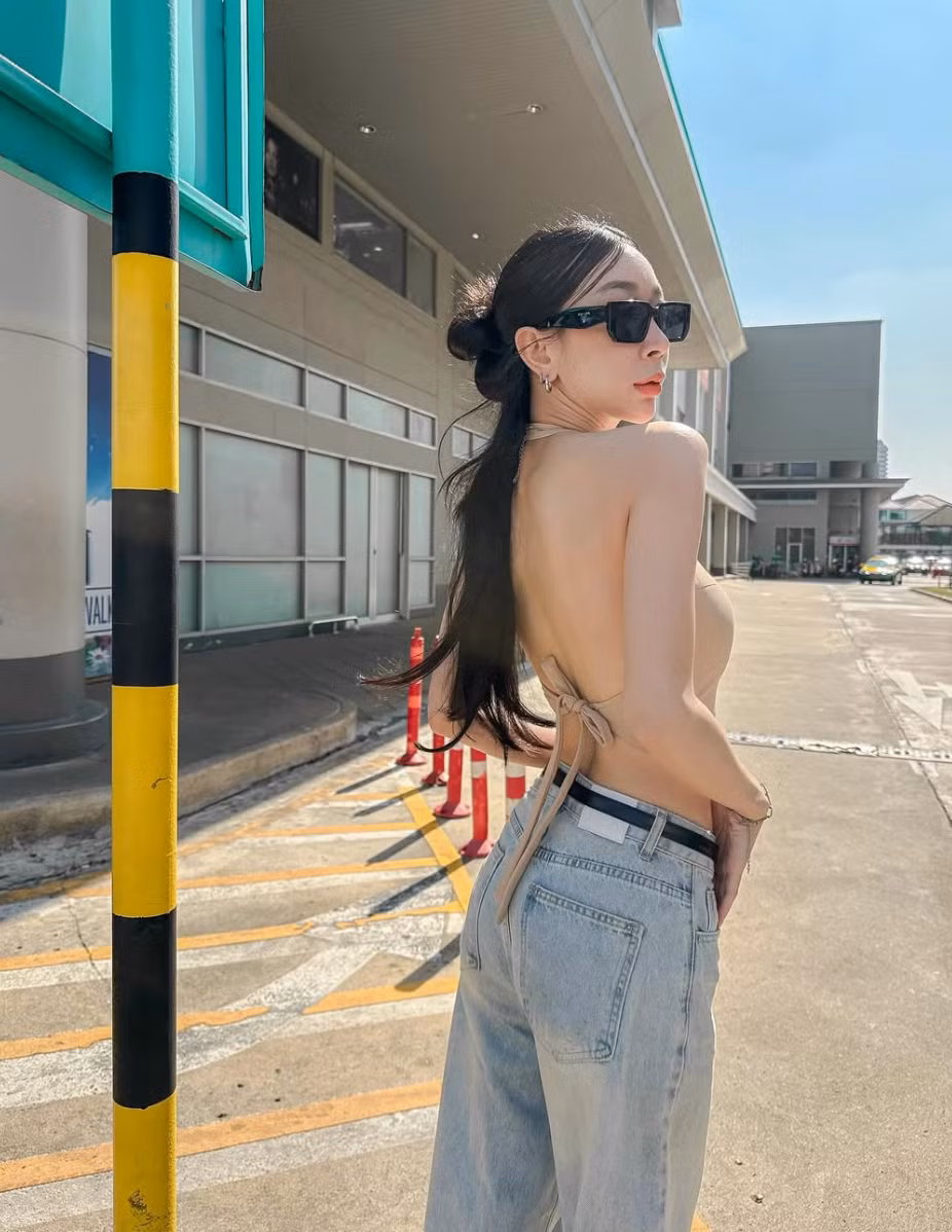  Mỹ nhân gợi cảm thường xuyên "mặc như không" khi xuống phố. 