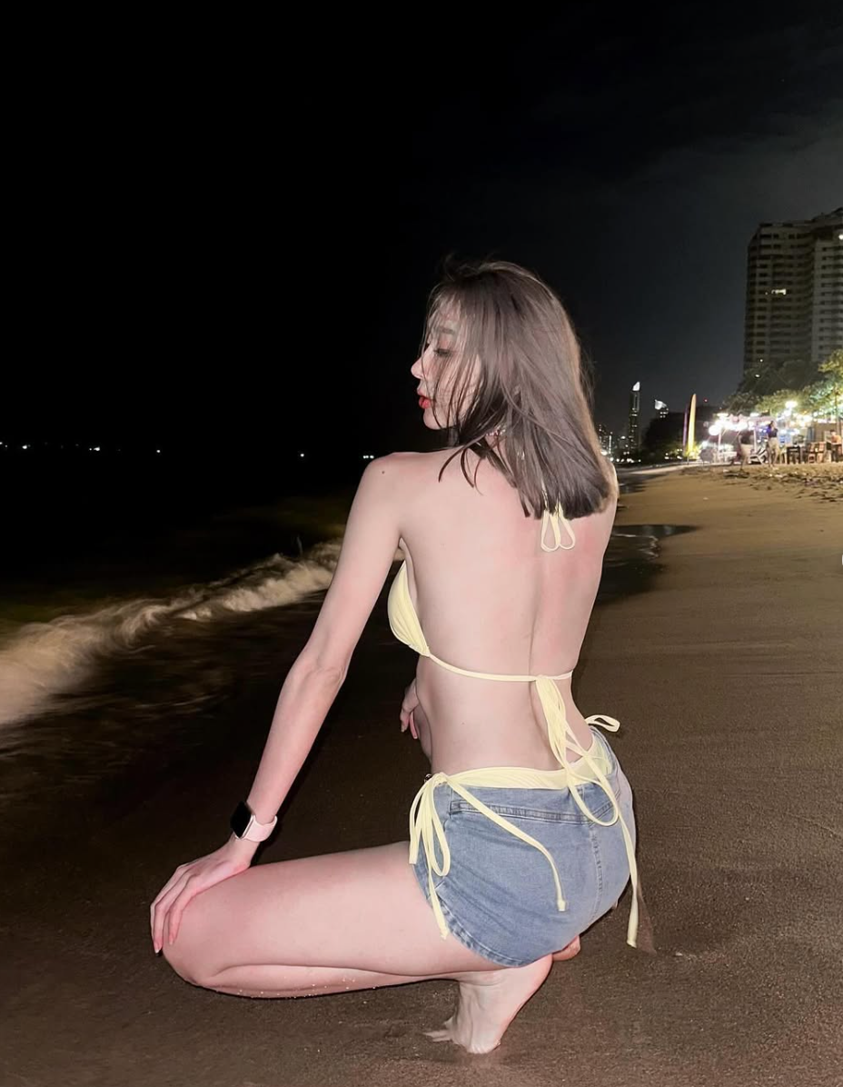 Wanwisa lựa chọn trang phục thiếu vải để khoe tối đa vẻ gợi cảm.