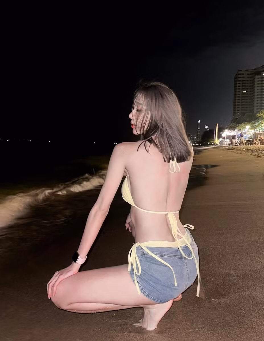 Wanwisa lựa chọn trang phục thiếu vải để khoe tối đa vẻ gợi cảm.