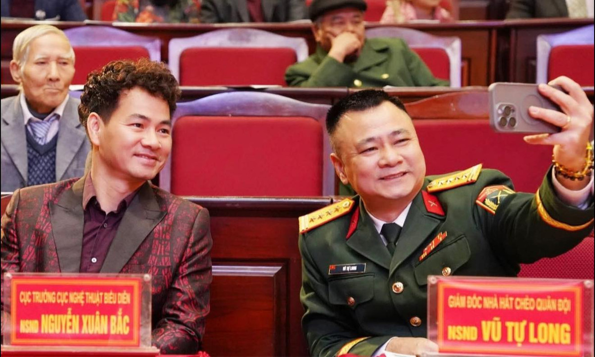 NSND Tự Long đăng ảnh cùng NSND Xuân Bắc, chia sẻ về 30 năm sự nghiệp, từ thuở "lang thang" tại khu văn công Mai Dịch (1995) đến khi mỗi người đã có chỗ đứng riêng (2025). Ảnh: FB Tự Long