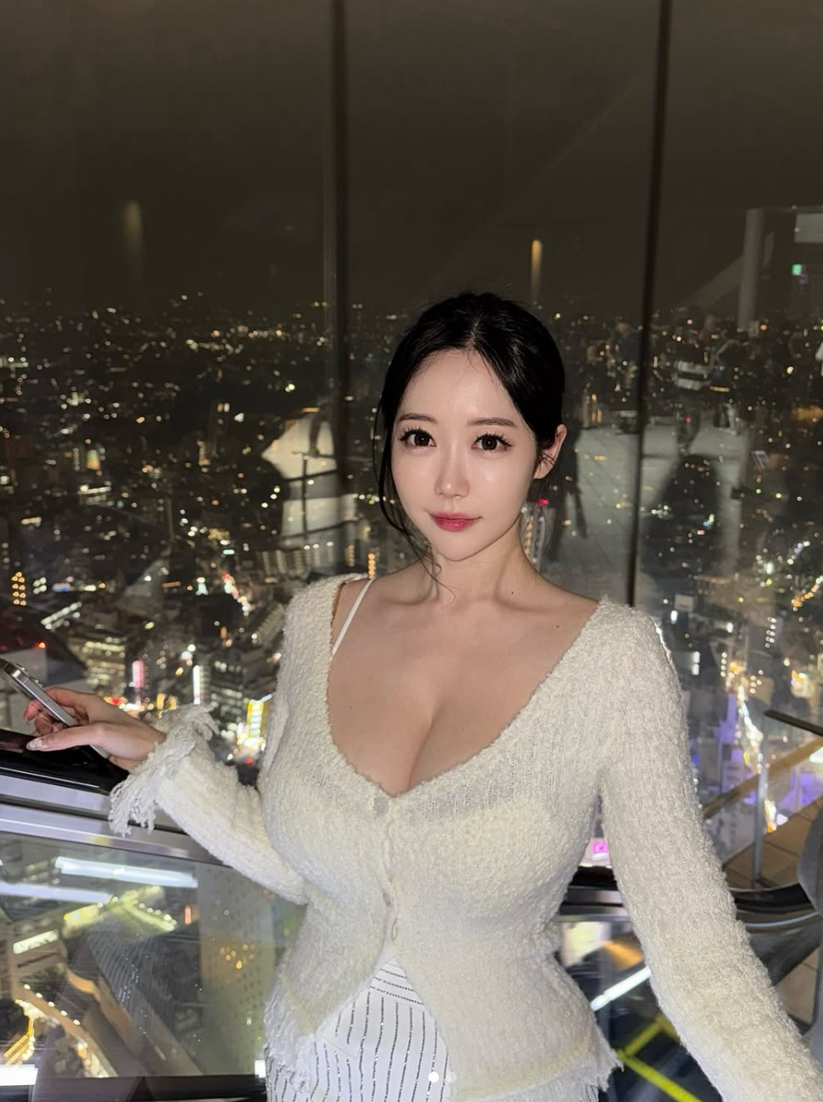 Người đẹp nổi tiếng trên mạng xã hội nhờ những bức ảnh và video khoe trọn vẻ đẹp gợi cảm của mình.