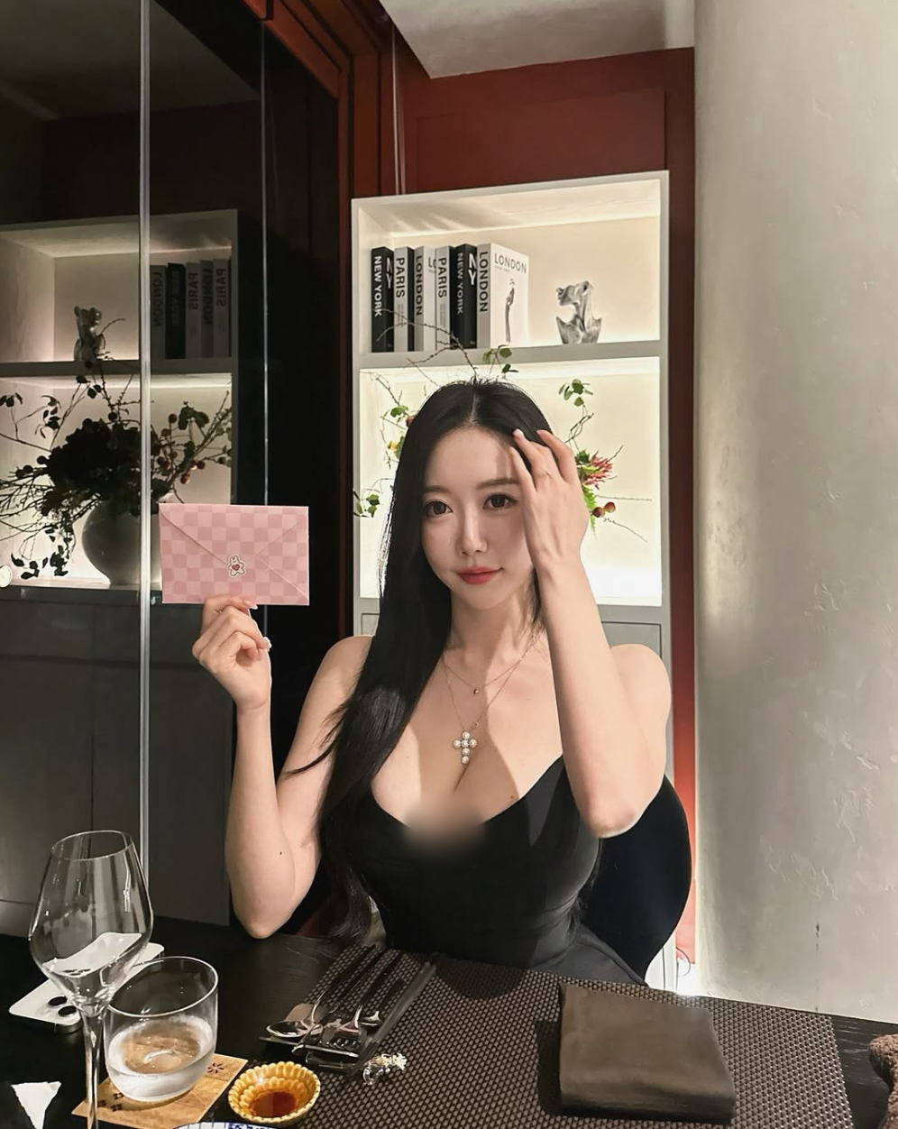 Trong cuộc sống hàng ngày, Na Hyun cũng ưa chuộng những trang phục tôn lên vòng một gợi cảm.