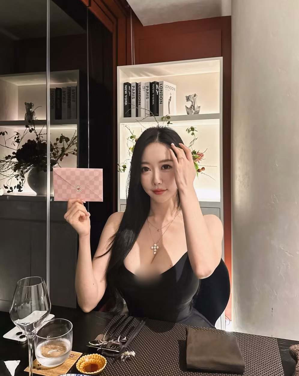 Trong cuộc sống hàng ngày, Na Hyun cũng ưa chuộng những trang phục tôn lên vòng một gợi cảm.