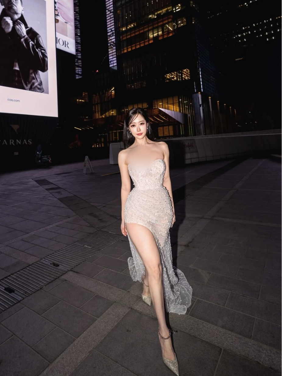 Mỹ nhân siêu vòng 1 không ngần ngại diện những bộ cánh táo bạo, từ váy áo bó sát, khoét sâu đến những bộ bikini nóng bỏng, phô diễn tối đa lợi thế hình thể.