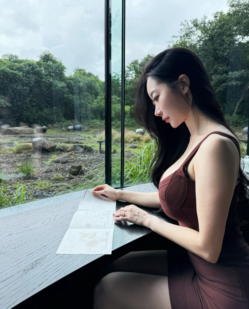 Cô thường xuyên xuất hiện với những chiếc váy áo trễ vai, cổ chữ V sâu hút hay những chiếc áo croptop khoe vòng eo thon gọn.