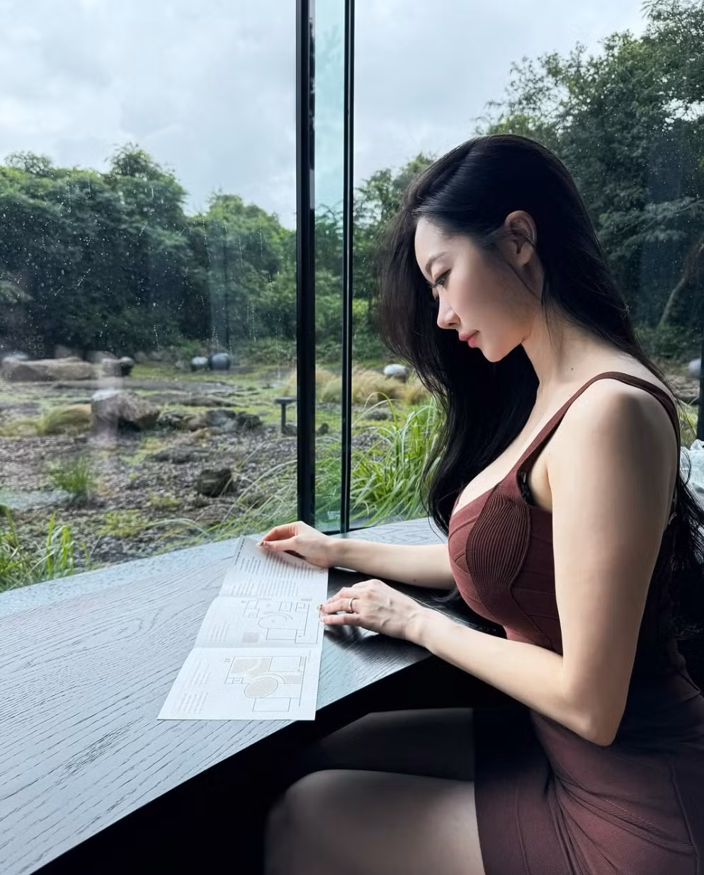 Cô thường xuyên xuất hiện với những chiếc váy áo trễ vai, cổ chữ V sâu hút hay những chiếc áo croptop khoe vòng eo thon gọn.