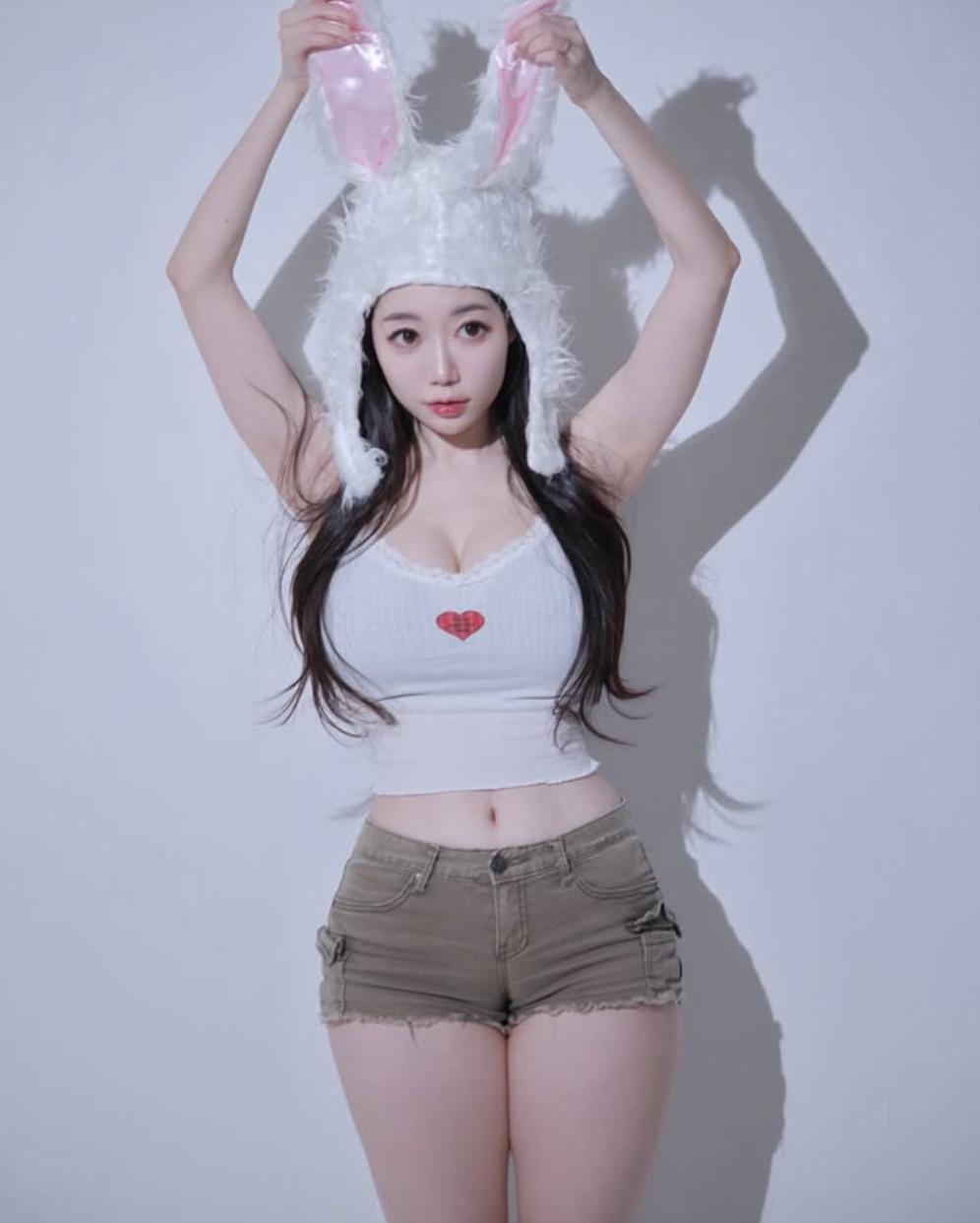 Cô nàng có đôi mắt to tròn, sống mũi cao và đôi môi căng mọng, tạo nên một vẻ đẹp hoàn hảo.