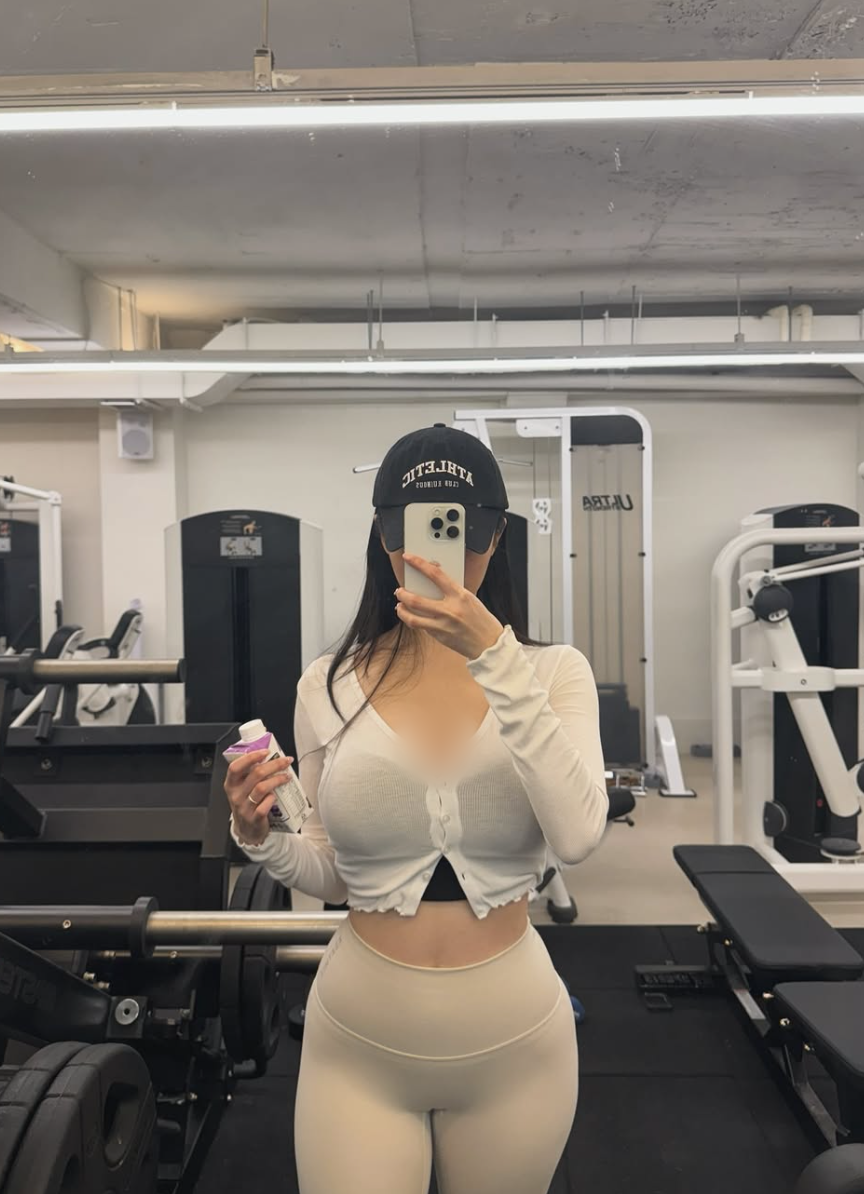 Na Hyun có khuôn mặt nhỏ nhắn, vóc dáng cao ráo, vòng một và vòng ba nảy nở.