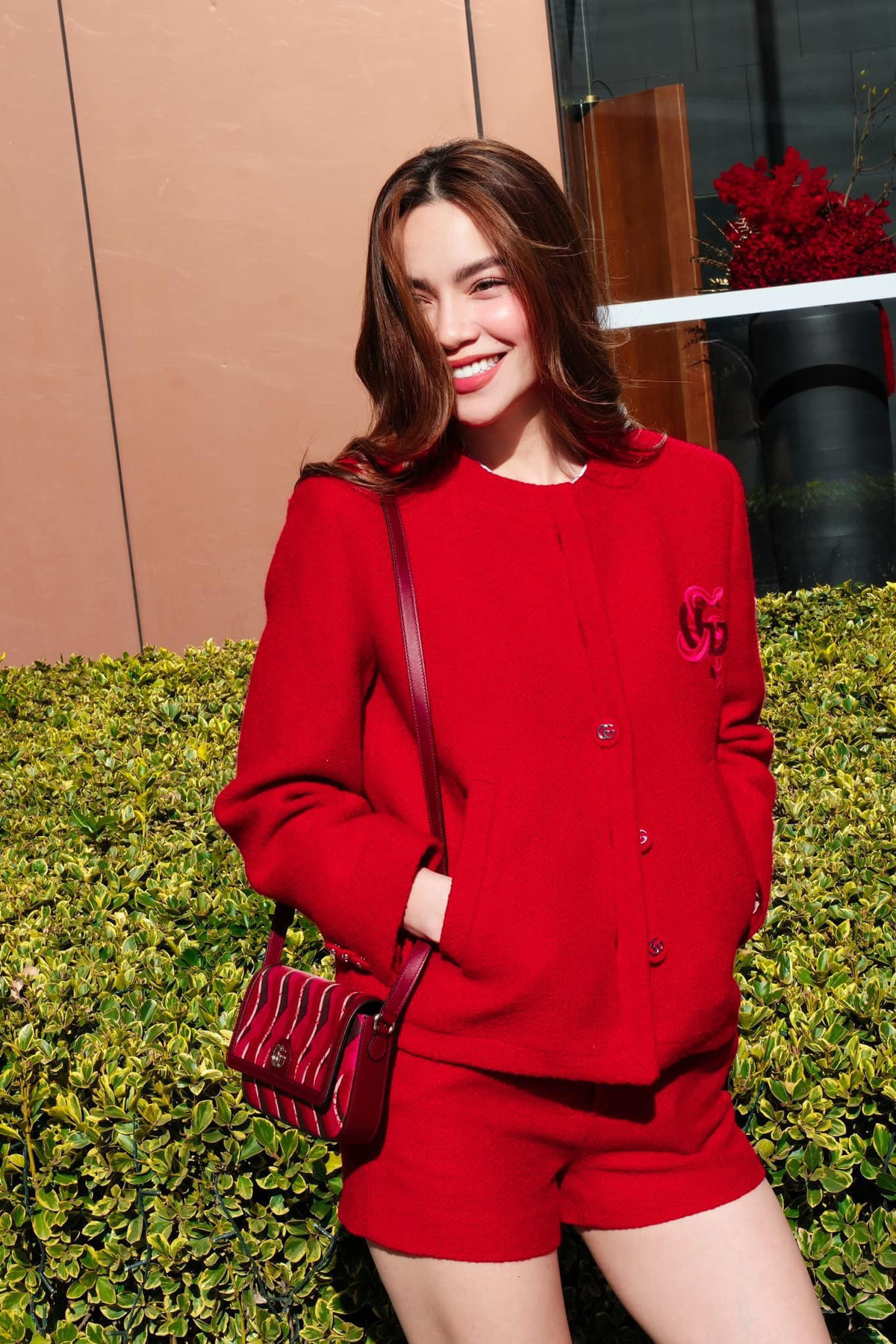 Diện trang phục đỏ nổi bật, Hồ Ngọc Hà khoe nhan sắc rạng rỡ trên phố. Ảnh: FB Ho Ngoc Ha