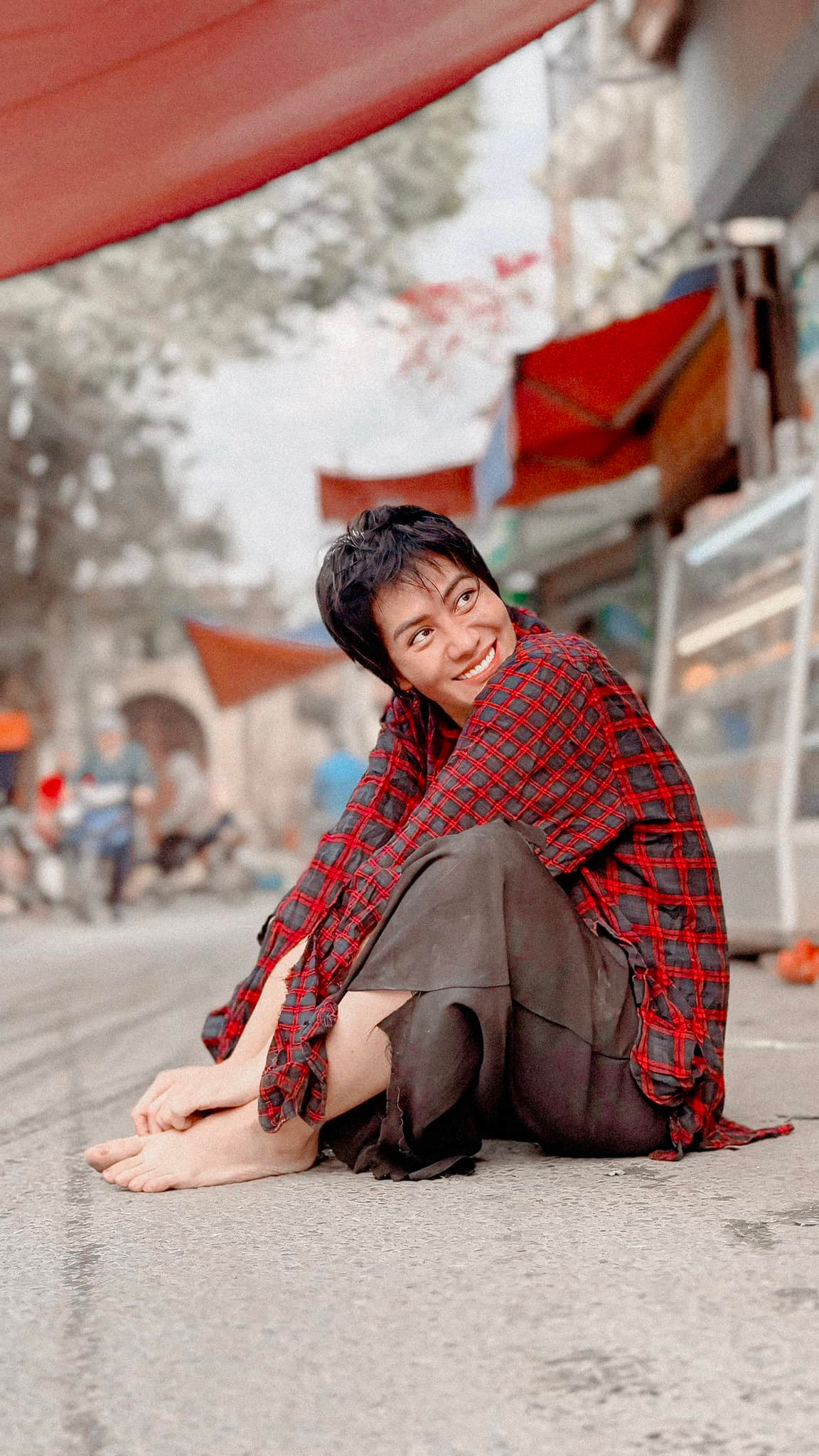 Diễn viên Đặng Minh Cúc chia sẻ hình ảnh mặc trang phục "tả tơi" trong hậu trường phim. Ảnh: FB Đặng Minh Cúc