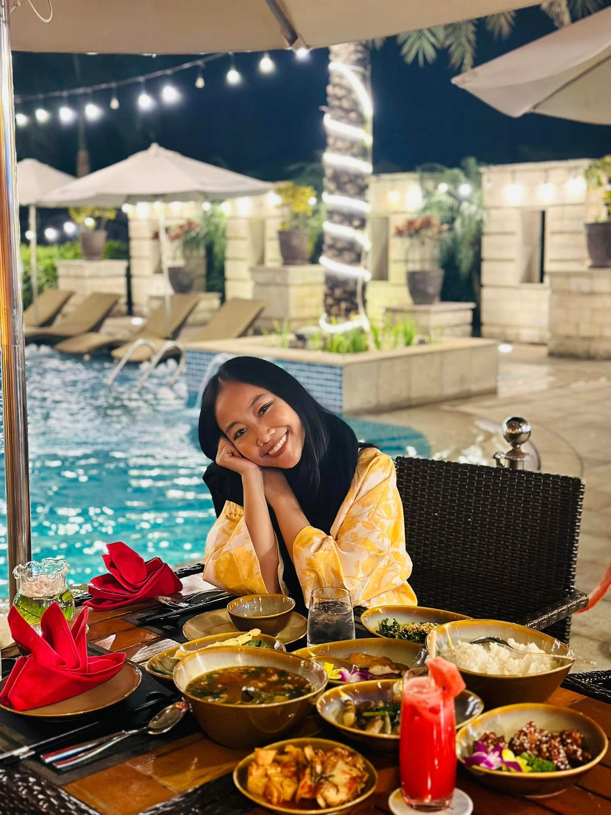 Ca sĩ Đoan Trang ăn tối trong một resort ở Hà Nội. Ảnh: FB Doan Trang