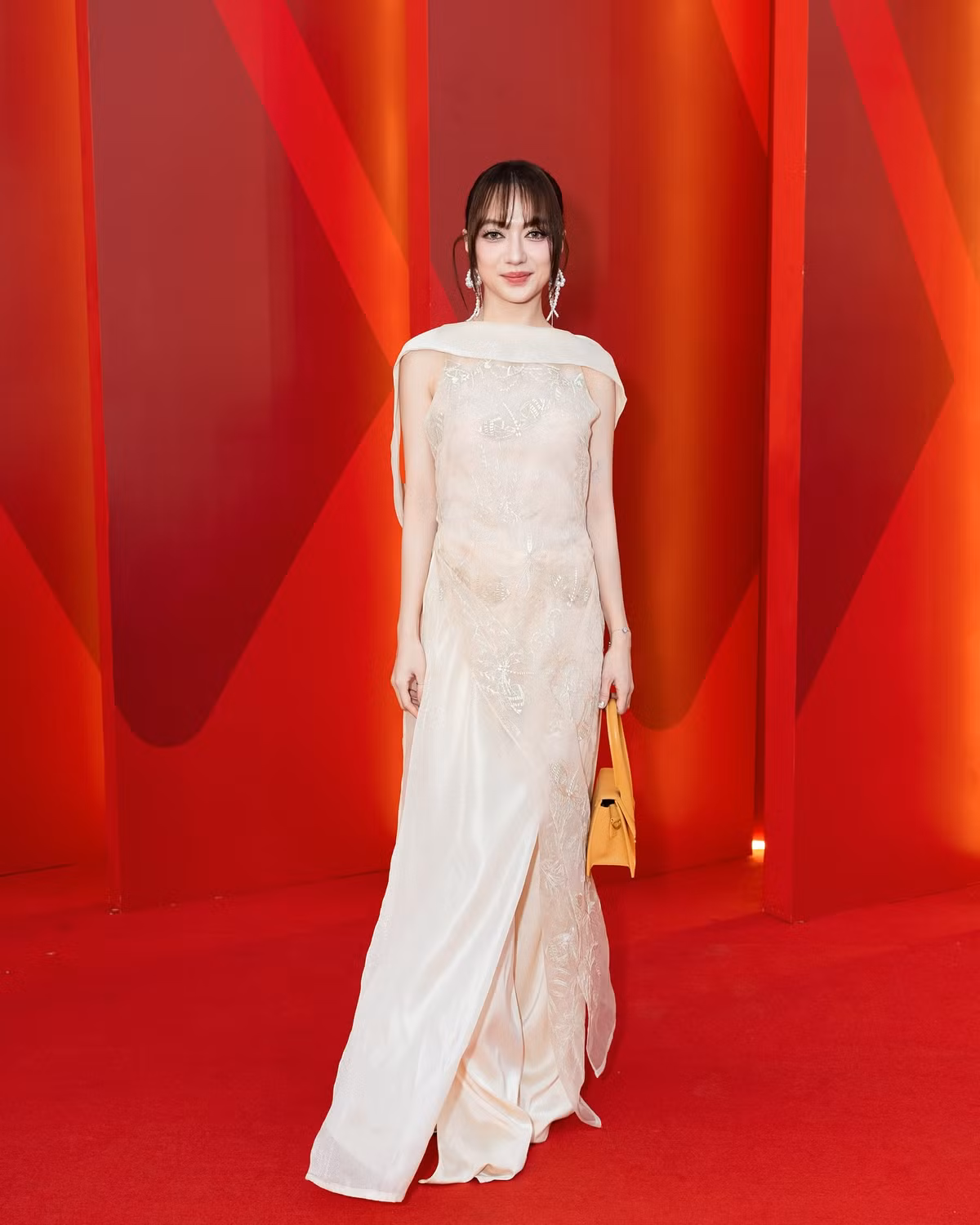 "Chị đẹp" Xuân Nghi diện áo dài cách tân đi sự kiện. Ảnh: FB Xuân Nghi