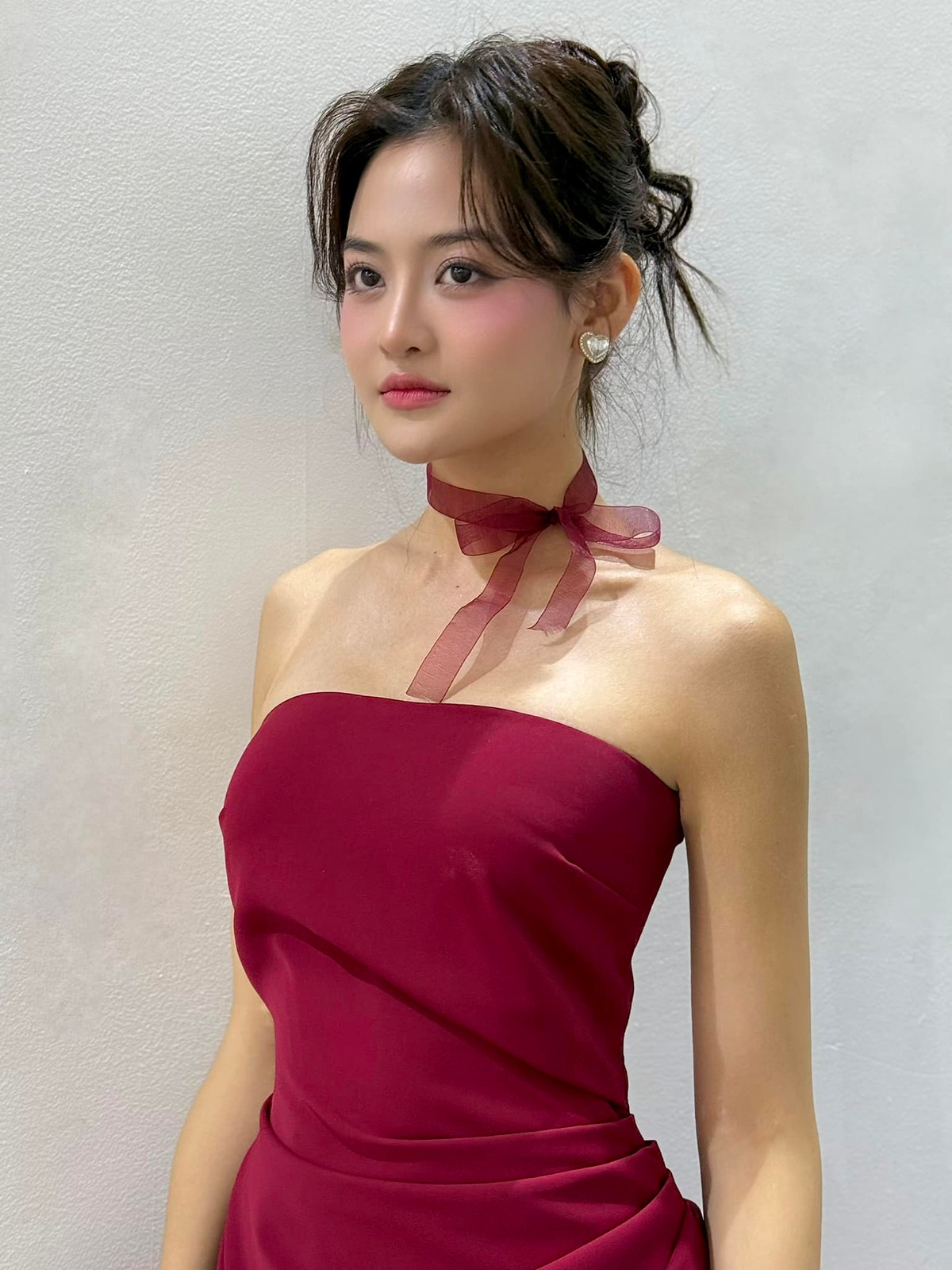  Tin tức sao Việt 16/1: Diễn viên Thuỳ Anh gợi cảm với đầm đỏ cúp ngực. Ảnh: FB Thuỳ Anh