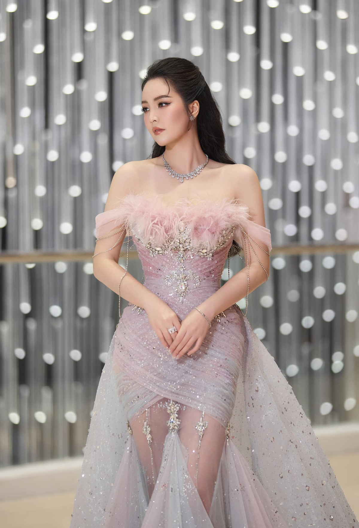 Á hậu thường lựa chọn trang phục thanh lịch, kín đáo nhưng khi dự sự kiện, cô ưu tiên những bộ đầm lộng lẫy, gợi cảm. Ảnh: FB Nguyễn Thuỵ Vân