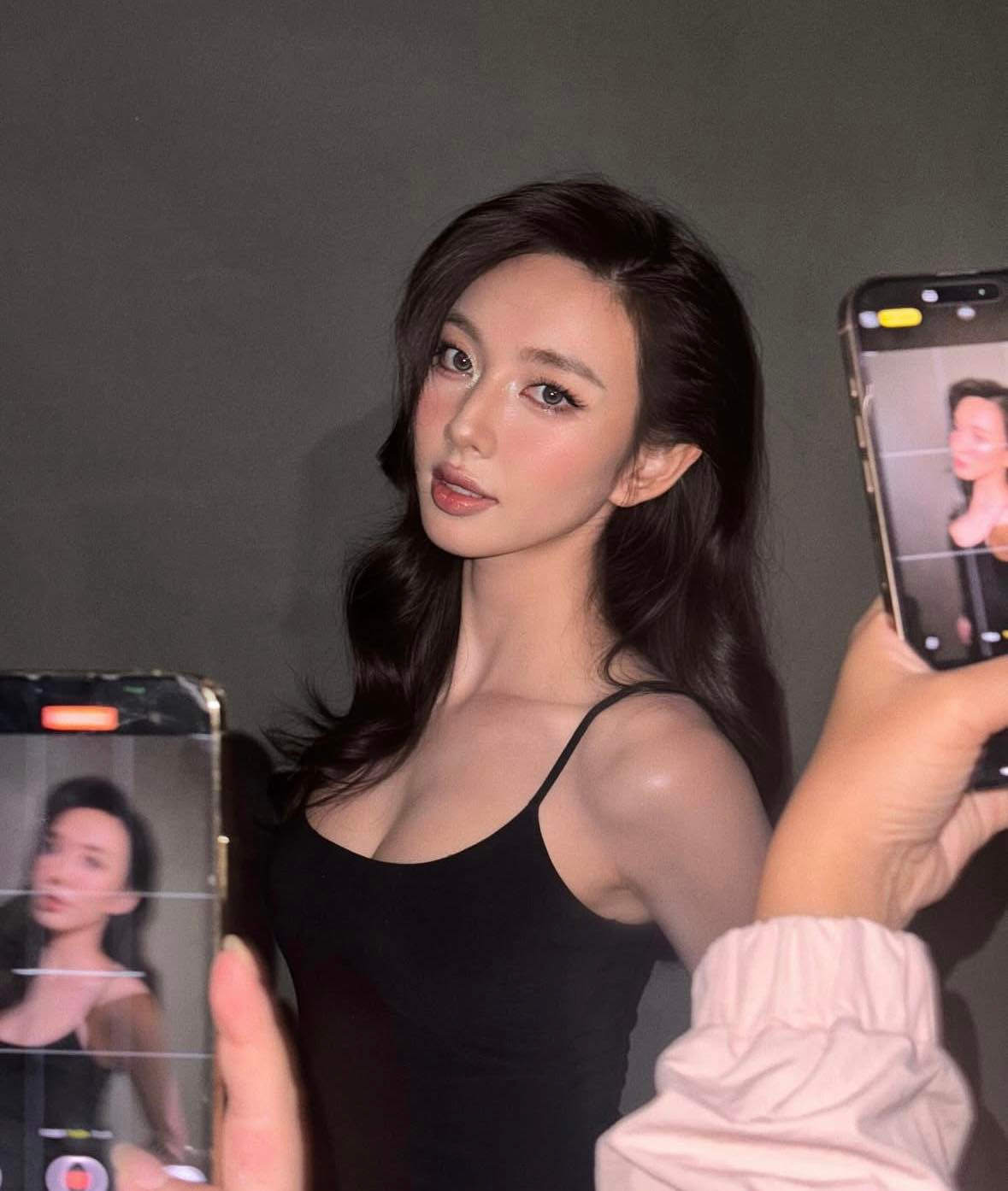 Thuy Tien khoe nhan sac dep nao long, Huyen Lizzie mac cat xe