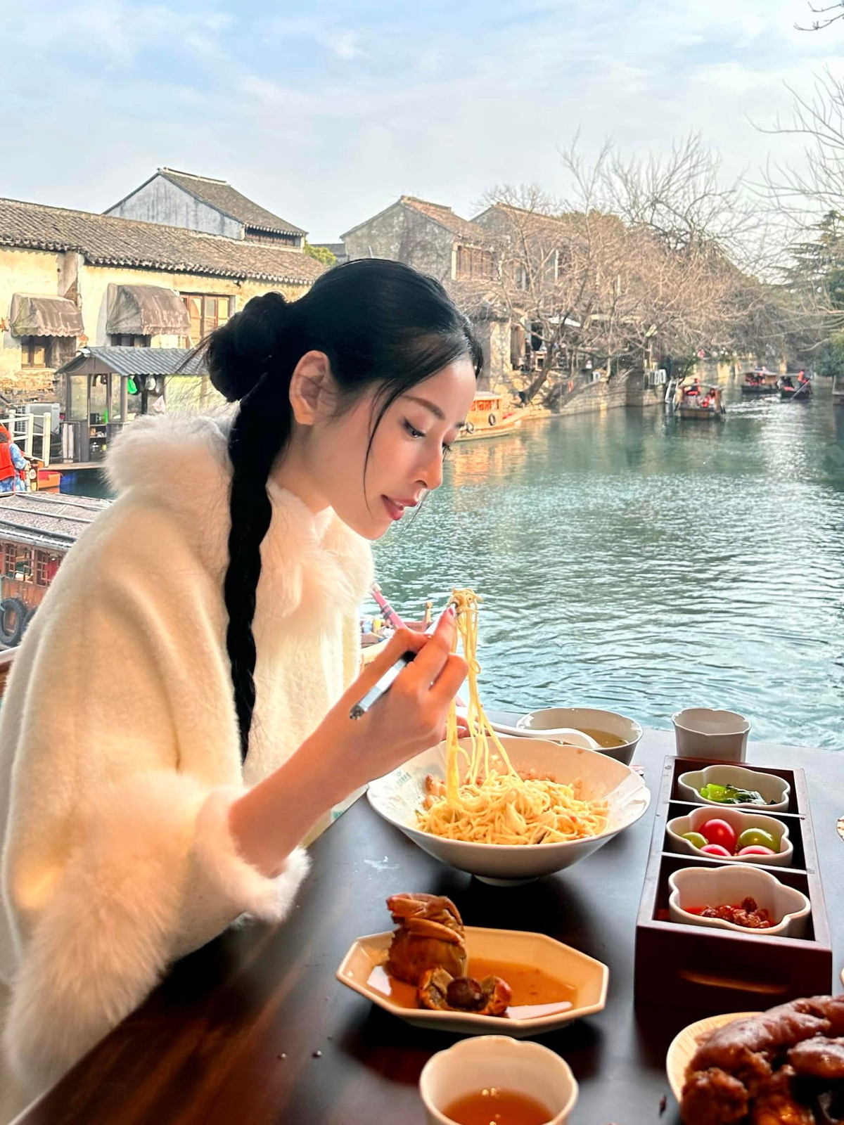 Chi Pu thưởng thức món ngon bên sông ở Trung Quốc. Ảnh: FB Chi Pu