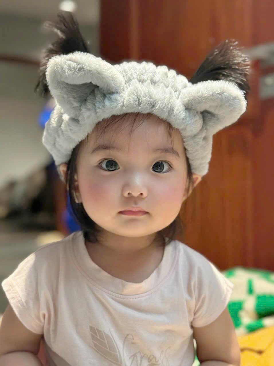 Khánh Thi - Phan Hiển khoe ảnh bé Lisa kèm caption: "Do con bé nó đáng yêu thiệt, hay do con em nên em thấy đáng yêu vậy mọi người". Ảnh: FB Phan Hiển