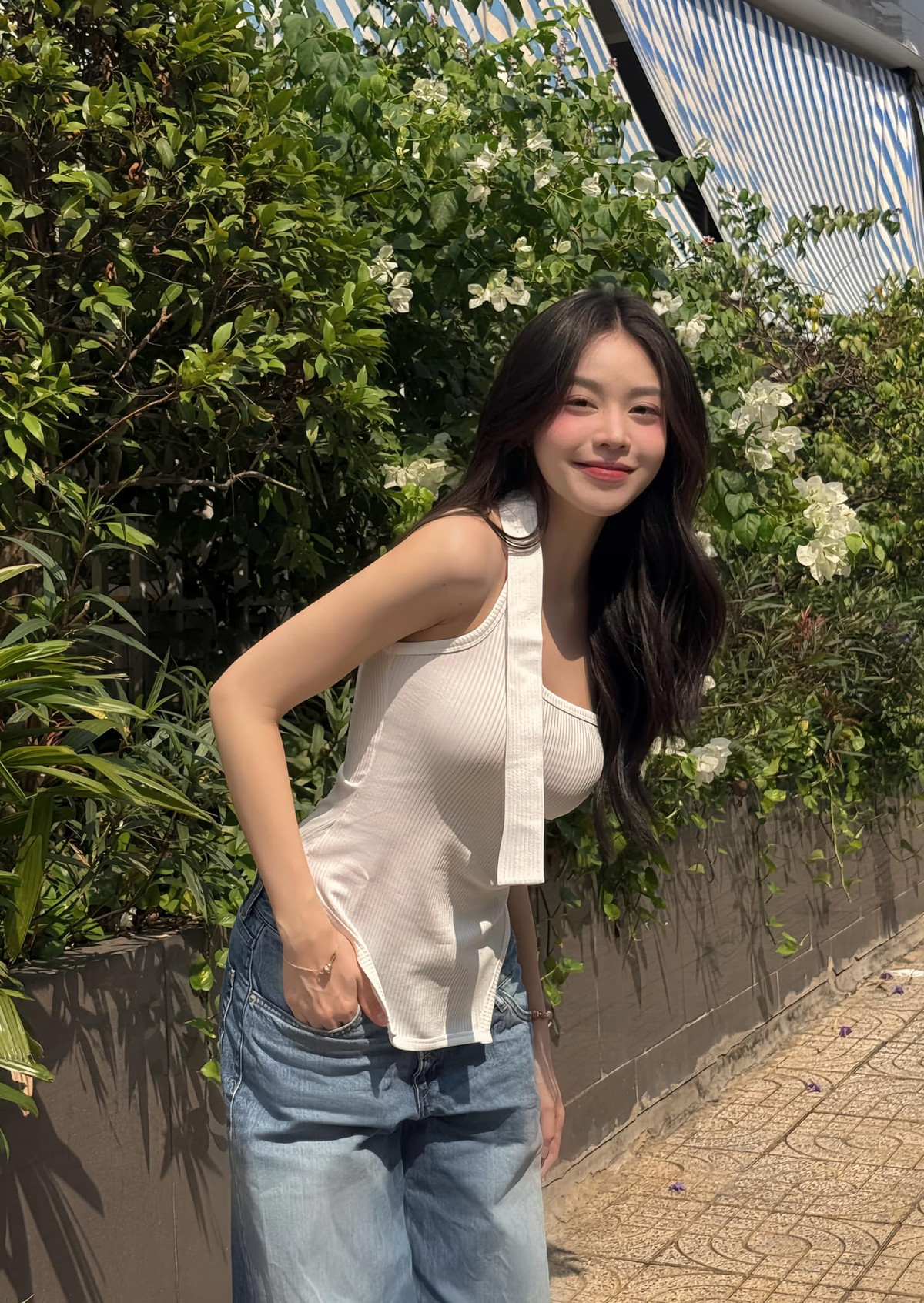 Hoa hậu Thanh Thuỷ tạo dáng dưới nắng chiều. Ảnh: FB Huỳnh Thị Thanh Thủy