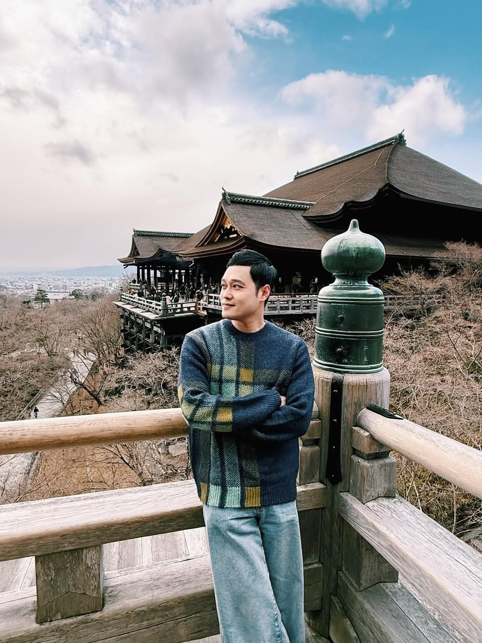Quang Vinh chụp ảnh khi đi du lịch Nhật Bản. Ảnh: FB Quang Vinh