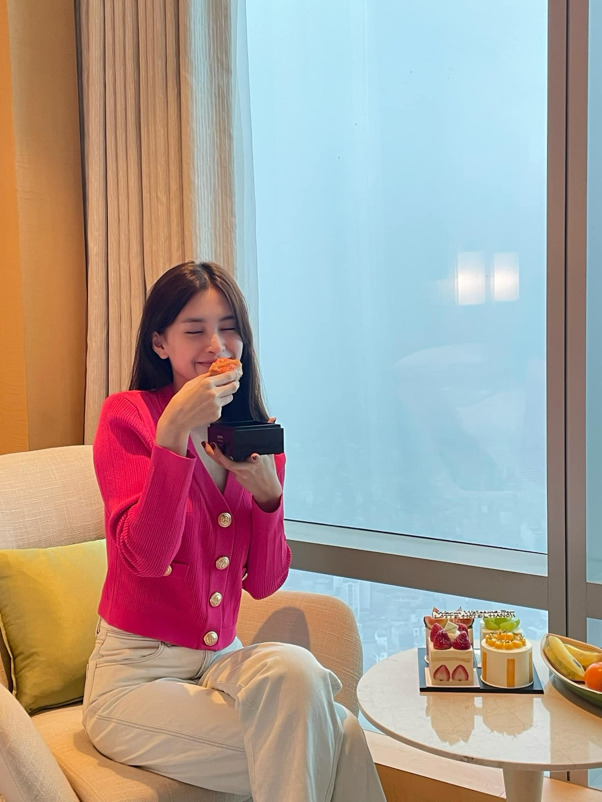 "Em cũng như chiếc bánh này vậy, lúc nào cũng ngọt ngào", Hoa hậu Tiểu Vy thả thính. Ảnh: FB Trần Tiểu Vy