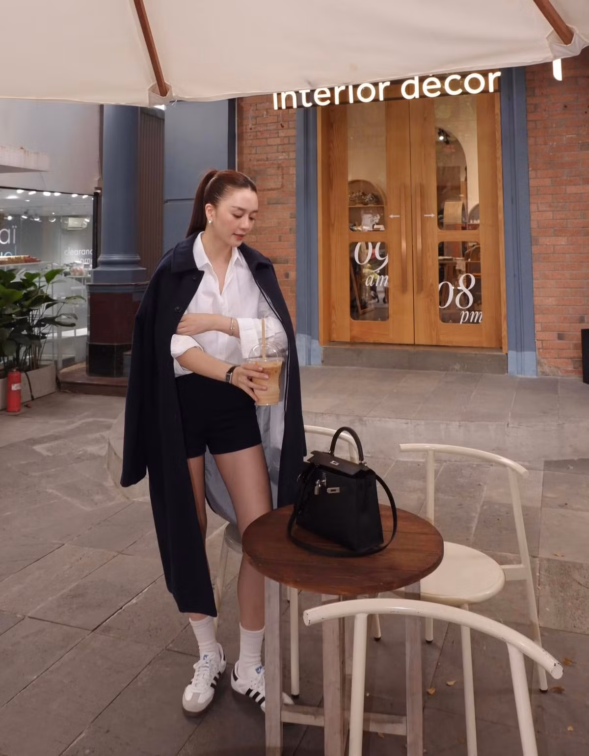 Thiều Bảo Trang thường xuyên lựa chọn những bộ trang phục ngắn cũn cỡn, giúp cô khoe trọn đôi chân thon dài, trắng nõn. Ảnh: FB Thiều Bảo Trang