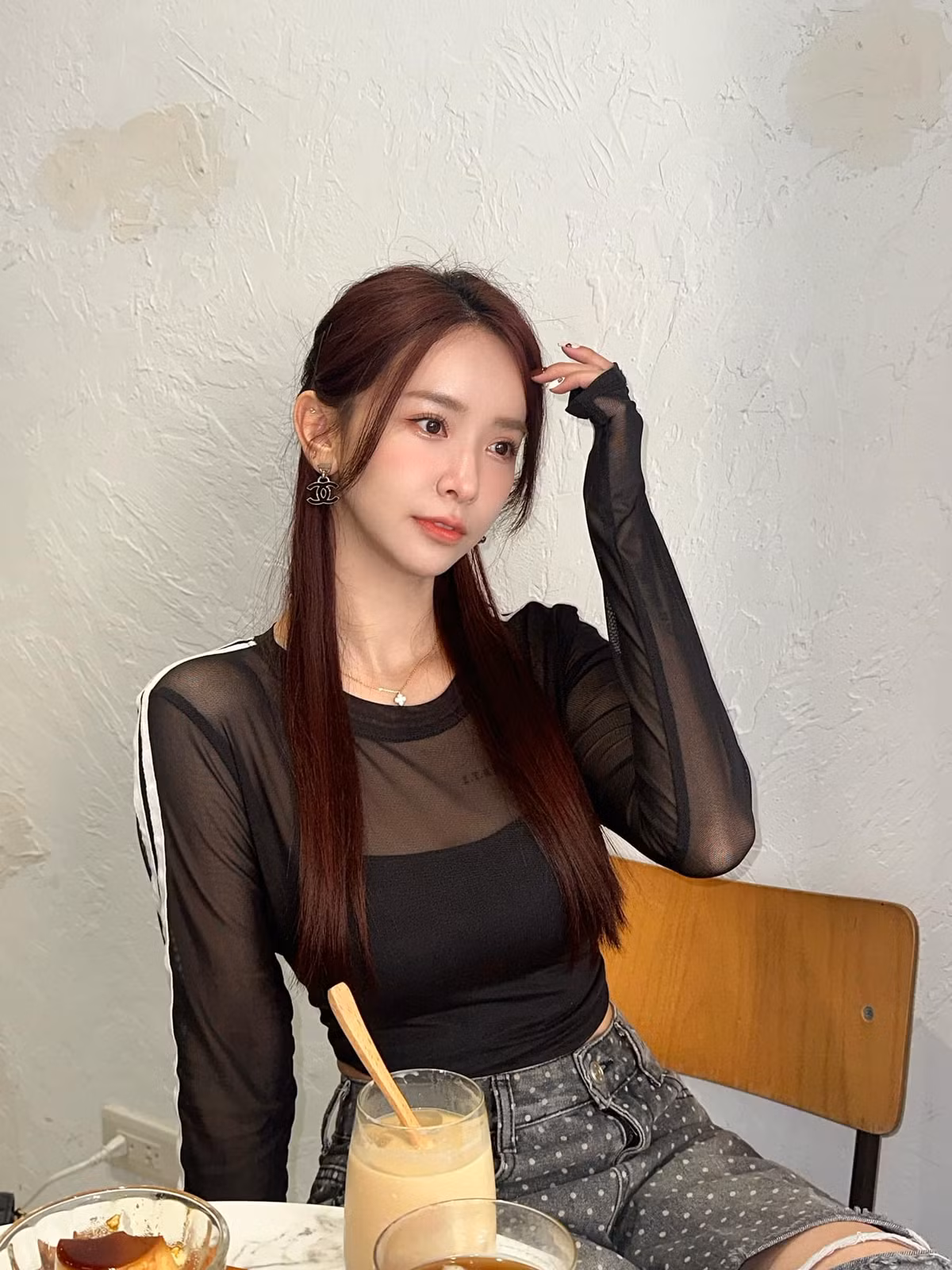 Chỉ cần tạo dáng nhẹ nhàng người đẹp vẫn thu hút nhiều sự chú ý. Ảnh: IGNV