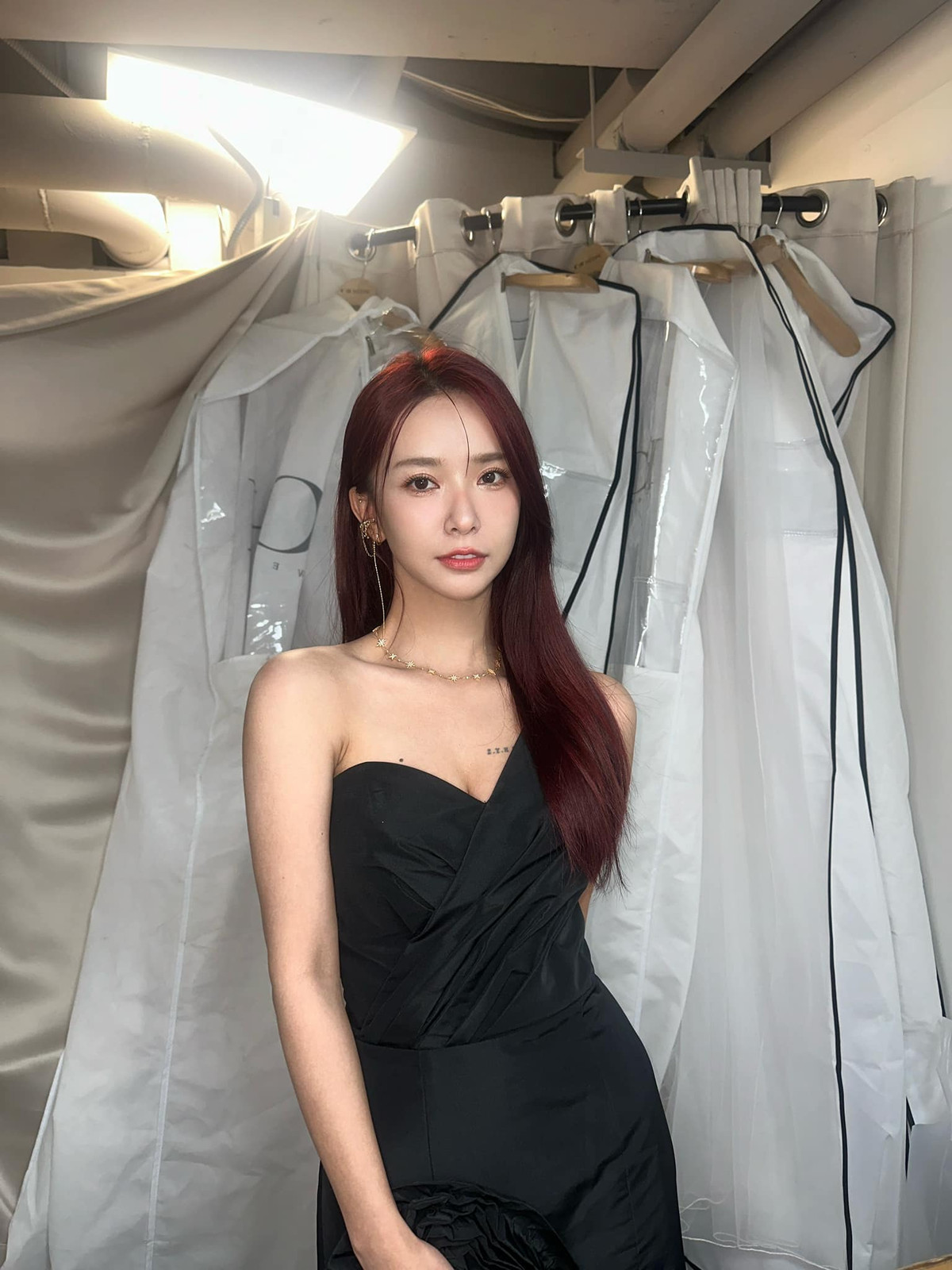 Những bức hình cô tạo dáng khéo léo, phô diễn trọn vòng 1 bốc lửa luôn thu hút nhiều sự chú ý.