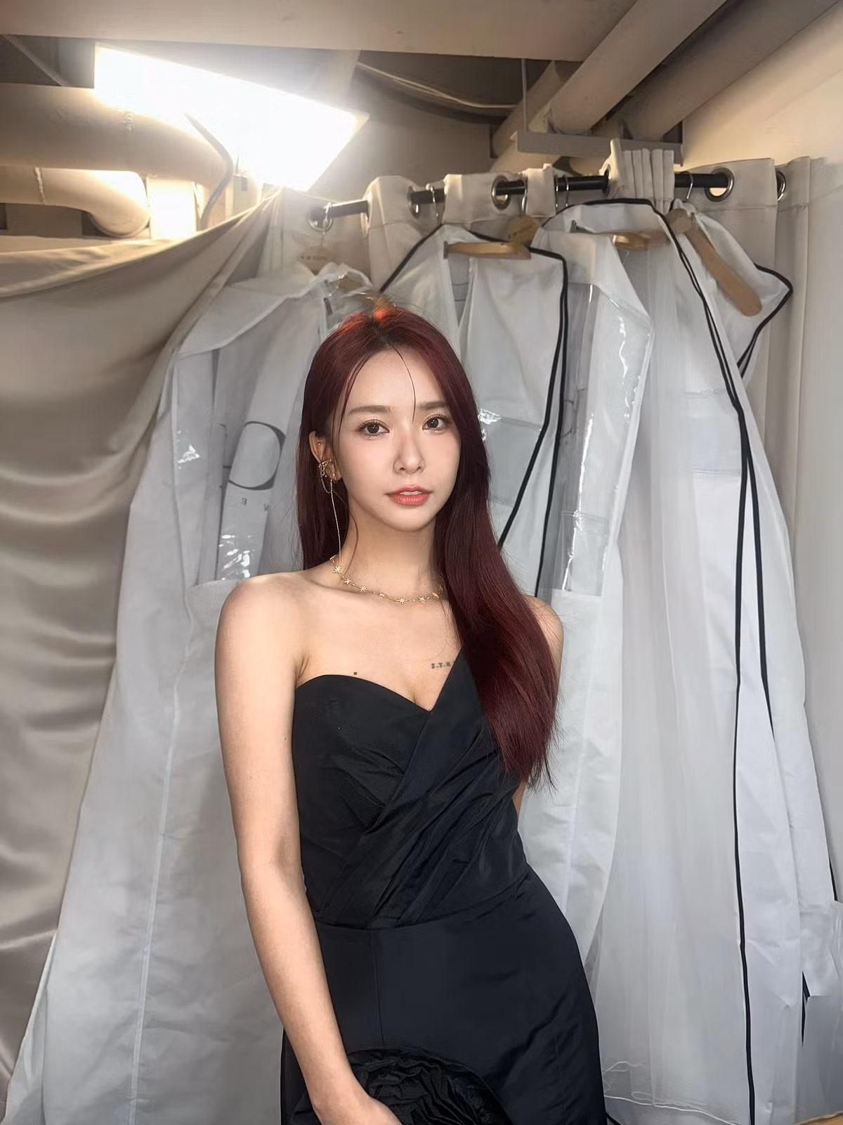 Những bức hình cô tạo dáng khéo léo, phô diễn trọn vòng 1 bốc lửa luôn thu hút nhiều sự chú ý.