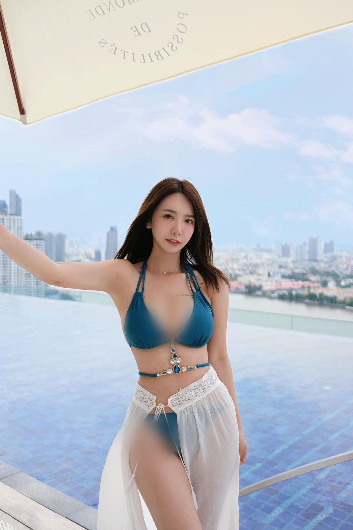 Khoác trên mình trang phục nội y, Kimi làm ai nấy ngưỡng mộ bởi nước da trắng ngần cùng vóc dáng nuột nà.