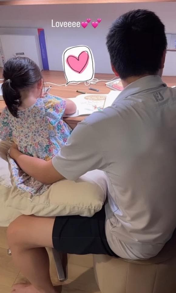 Dù chỉ để lộ một góc mặt, song ông xã của nàng á hậu vẫn được đánh giá là sở hữu vẻ phong độ. Ảnh: chụp màn hình