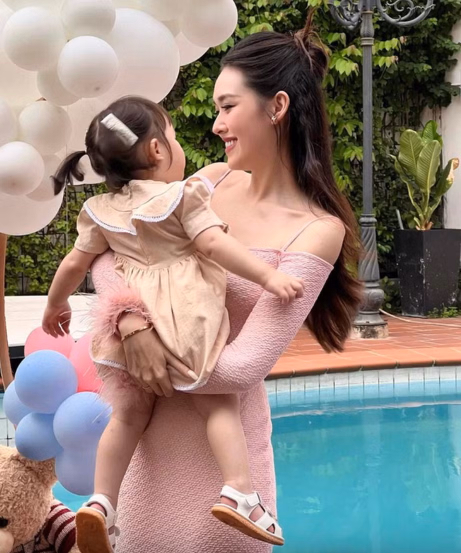 Thỉnh thoảng, Tường San mới cho chồng và con gái "lên sóng". Ảnh: FB Nguyen Tuong San