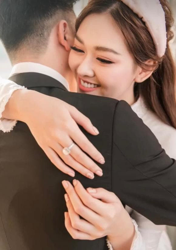 Á hậu Tường San lên xe hoa năm 20 tuổi, sinh con gái đầu lòng khi mới 21 tuổi, hiện người đẹp có một mái ấm nhỏ viên mãn, hạnh phúc. Ảnh: FB Nguyen Tuong San