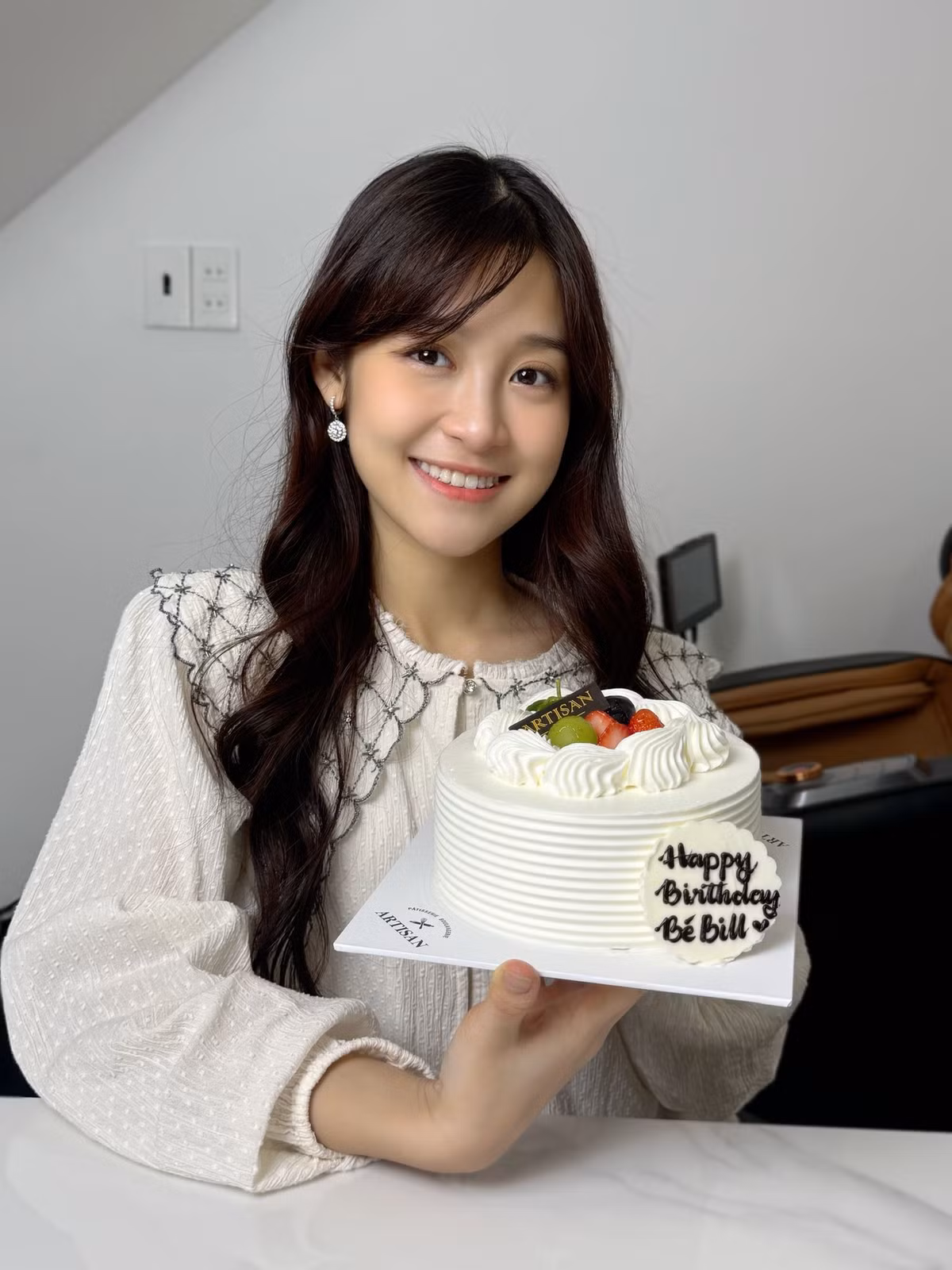 Cô bé dần chuyển sang những trang phục nữ tính, thanh lịch, phù hợp với lứa tuổi nhưng vẫn tôn lên được vẻ đẹp tự nhiên. Ảnh: FB Lê Huỳnh Bảo Ngọc