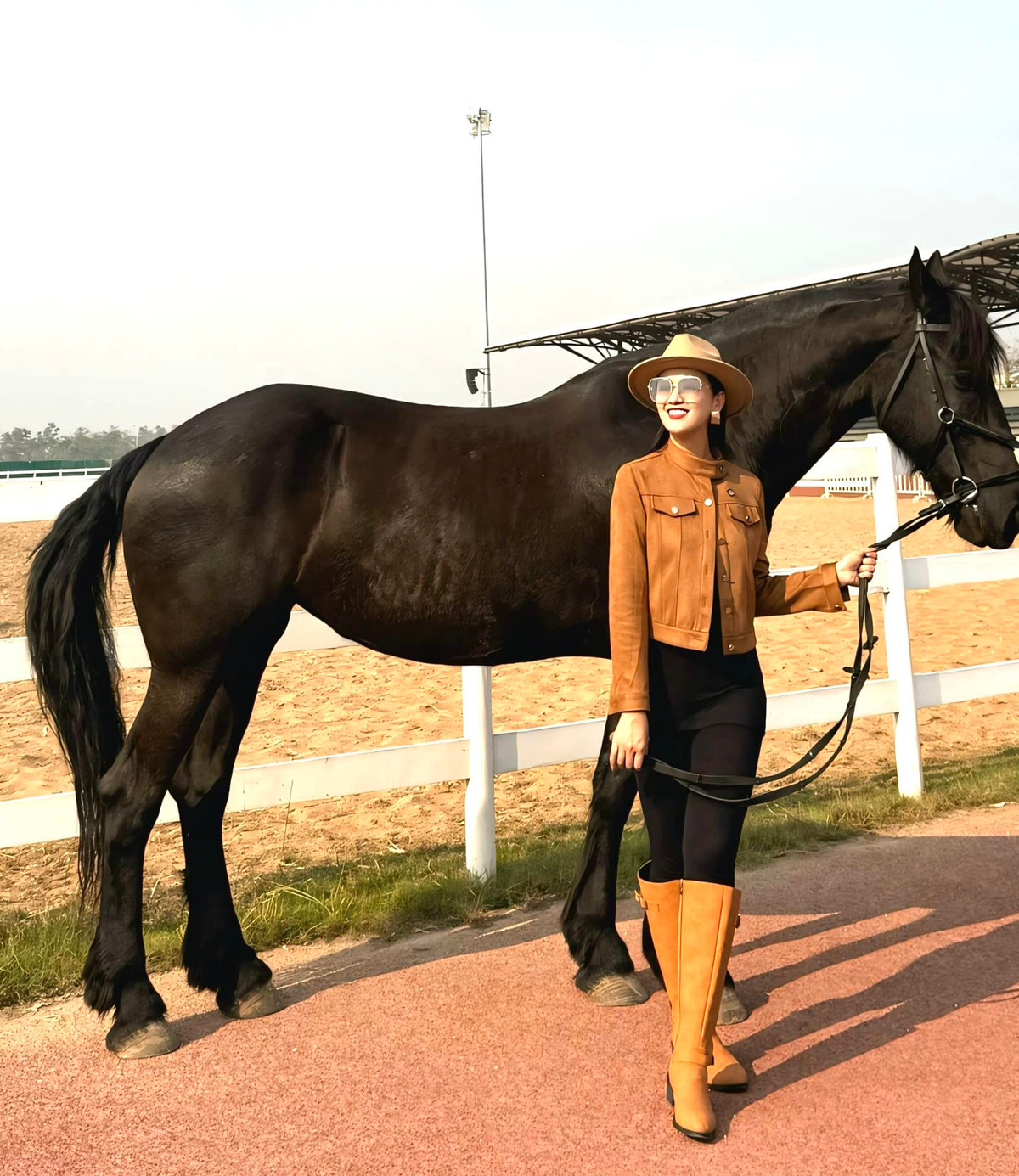 Diễn viên Lã Thanh Huyền học cưỡi ngựa. Ảnh: FB Lã Thanh Huyền