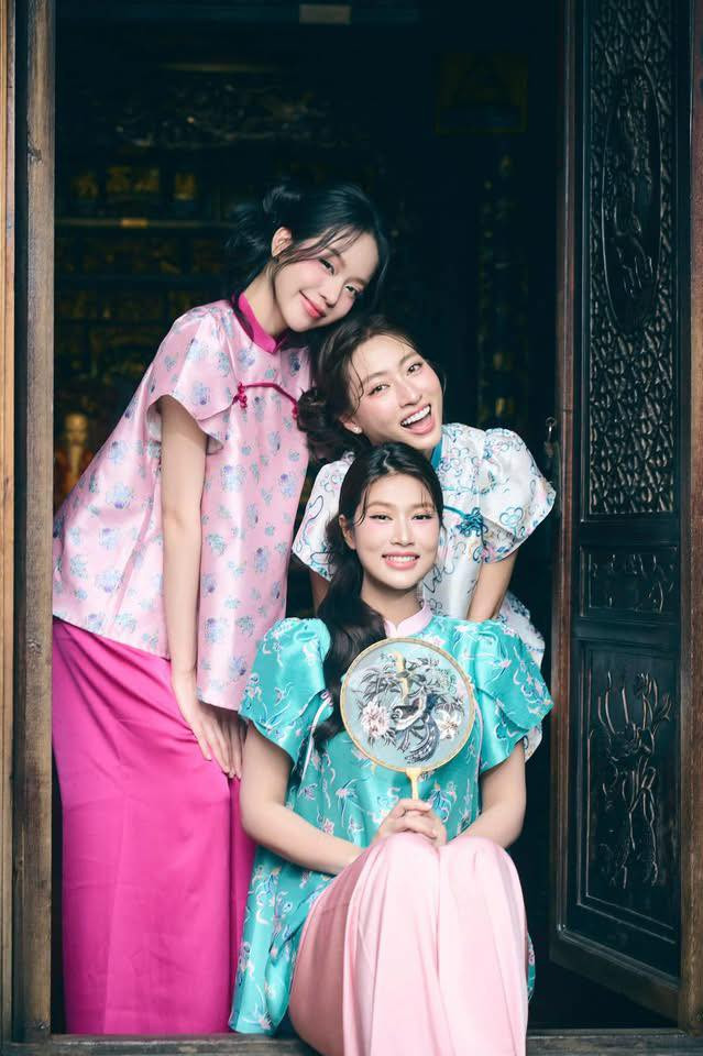 Thanh Thuỷ, Thuỳ Linh, Thiên Ân tươi rói chụp ảnh chào xuân mới. Ảnh: FB Huỳnh Thị Thanh Thủy
