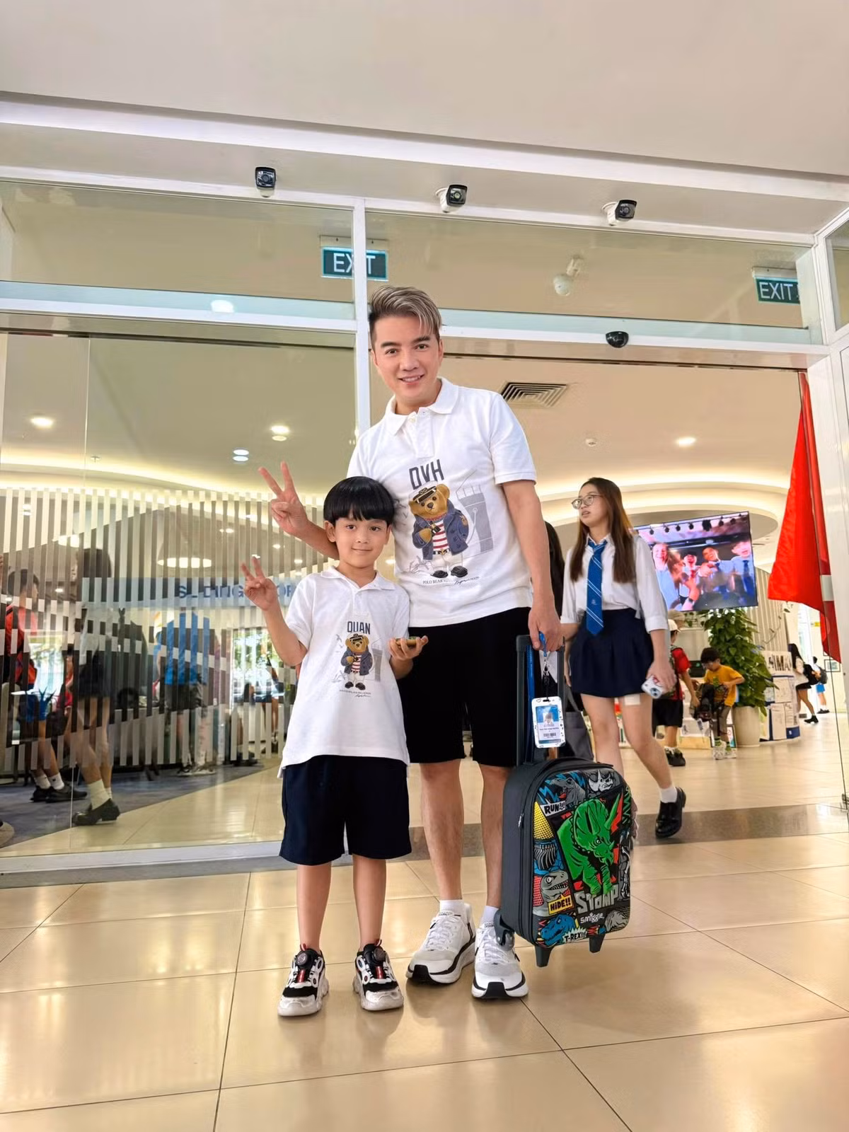 Đàm Vĩnh Hưng diện áo đôi với con trai. Ảnh: FB Dam Vinh Hung