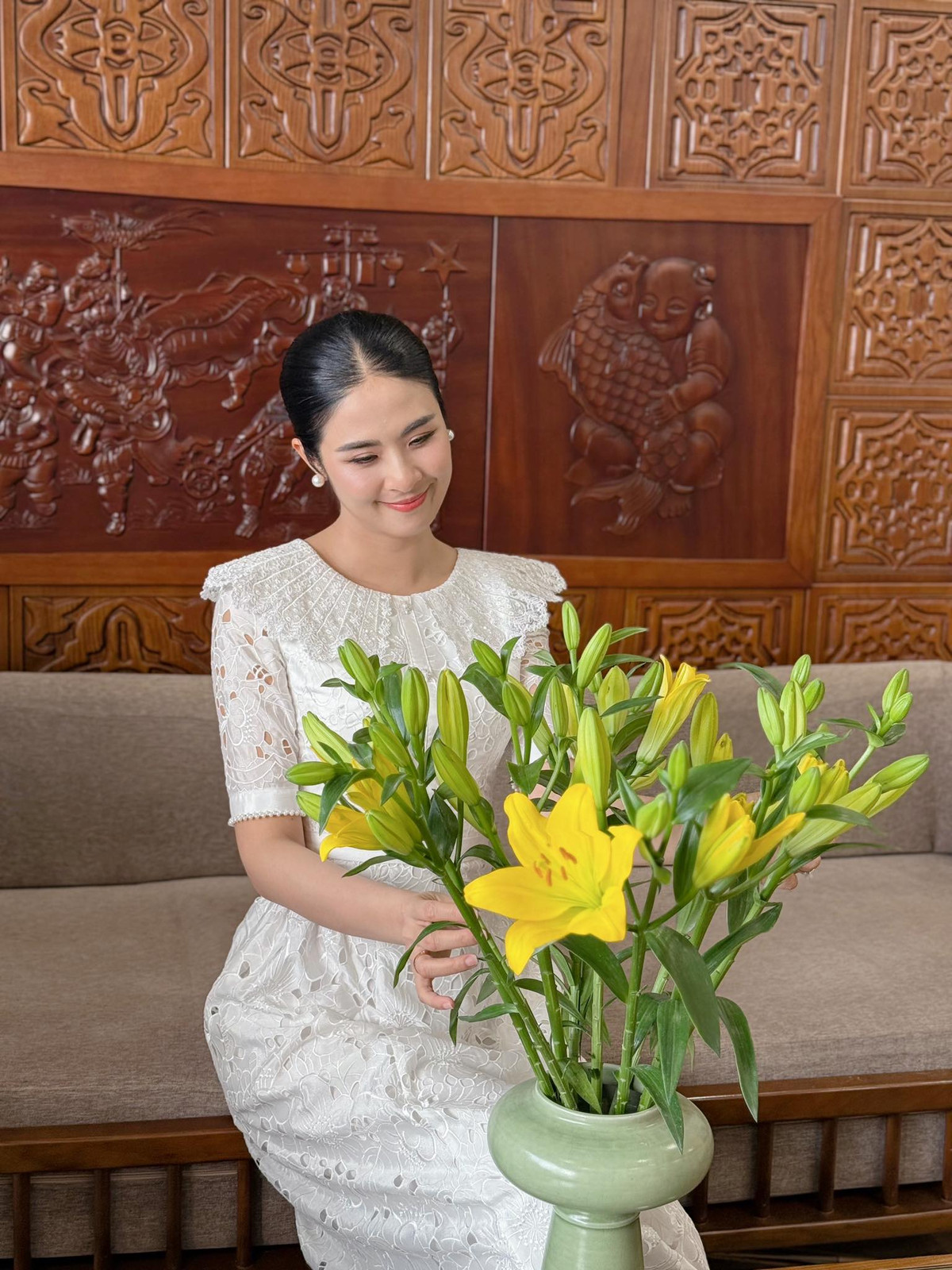 Hoa hậu Ngọc Hân trổ tài cắm hoa trang hoàng nhà cửa. Ảnh: FB Ngoc Han Dang