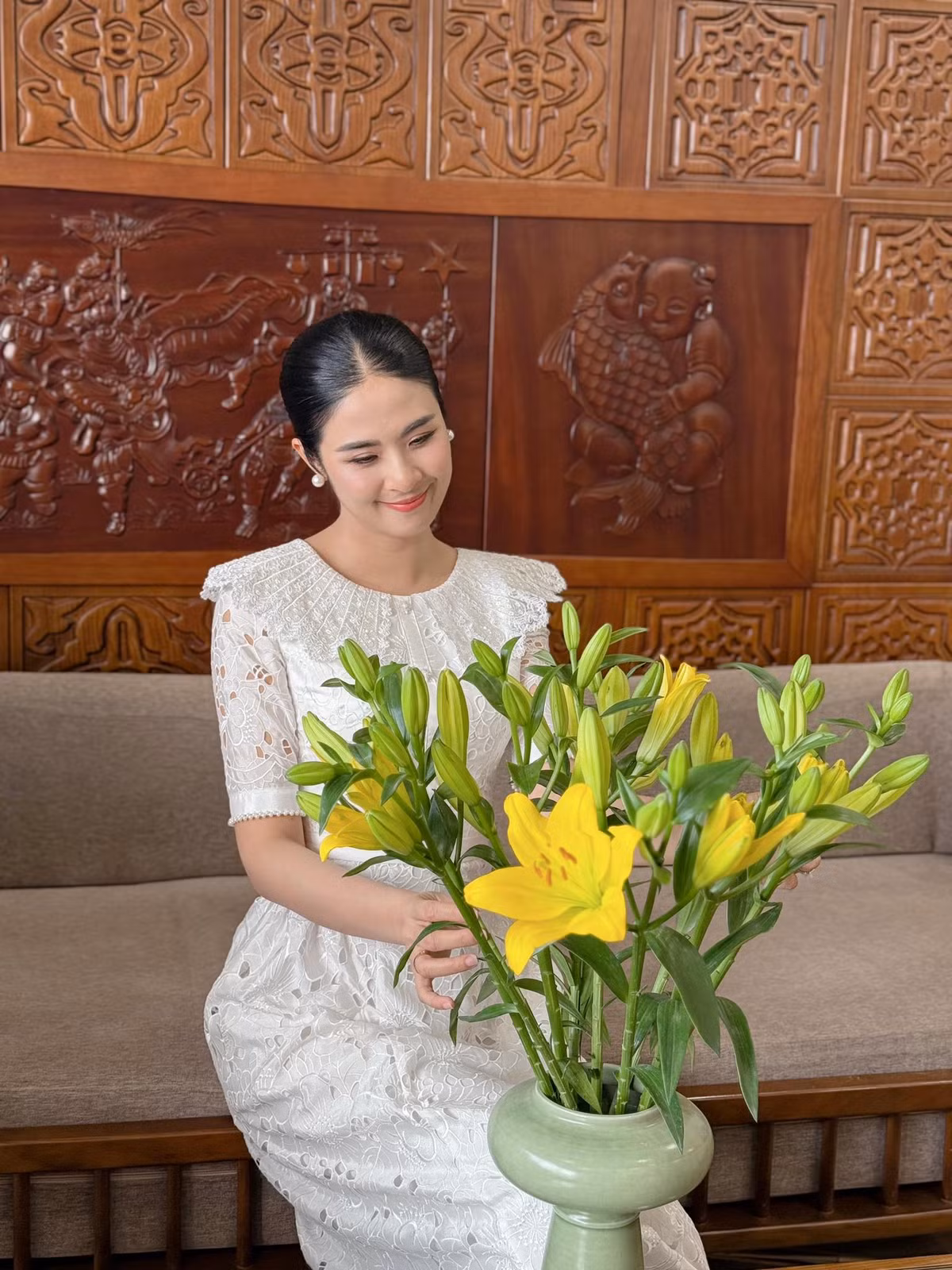 Hoa hậu Ngọc Hân trổ tài cắm hoa trang hoàng nhà cửa. Ảnh: FB Ngoc Han Dang