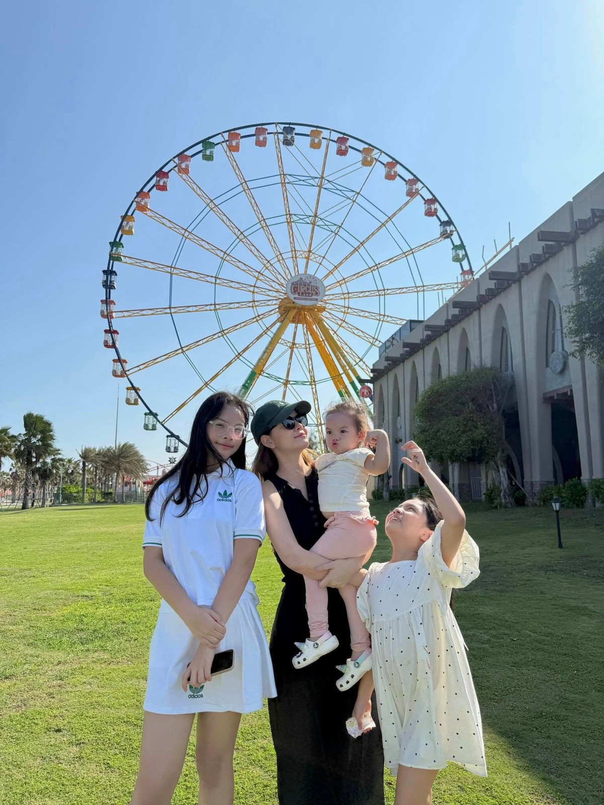 Phạm Quỳnh Anh hạnh phúc tận hưởng những ngày an yên bên 3 cô con gái. Ảnh: FB Phạm Quỳnh Anh