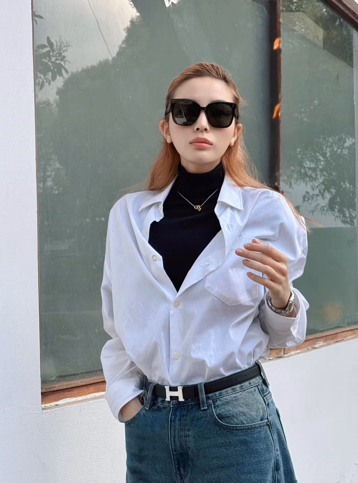 Hoa hậu Kỳ Duyên trẻ trung, cá tính khi diện sơ mi trắng. Ảnh: FB Nguyen Cao Ky Duyen