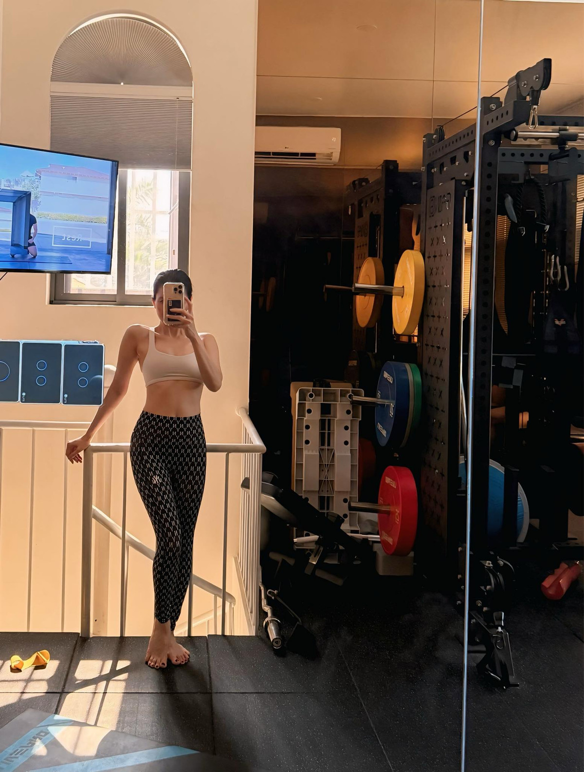 Khoe vòng 2 nhỏ xíu, Lệ Quyên nhắn nhủ: "Trang phục đẹp nhất chính là body của bạn. Cố gắng chụp cam thường không chỉnh sửa để nhìn thẳng vào sự thật mà cố gắng nha (cái này cực quan trọng). Không dễ dàng mới phải cố gắng". Ảnh: FB Lệ Quyên