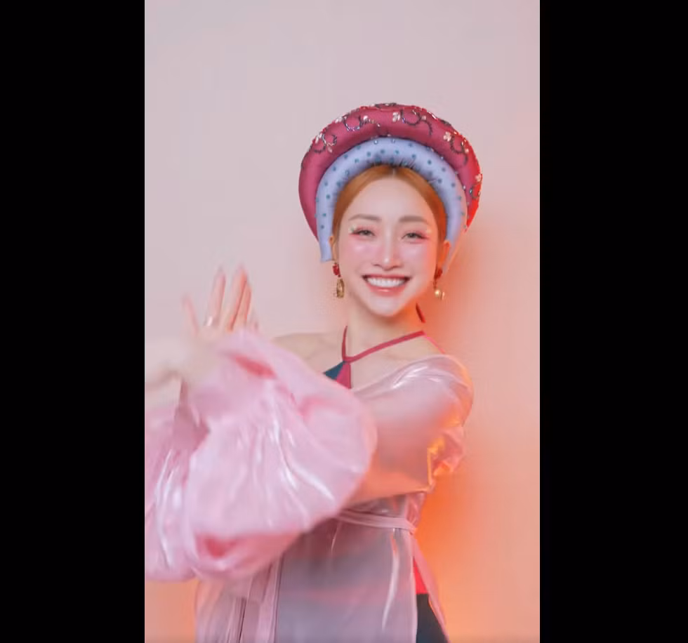 Vợ Chi Bảo cho biết sau khi giảm thành công 15 kg, cô tự tin mặc nhiều kiểu trang phục khác nhau, khoe sắc vóc sau sinh. Ảnh chụp màn hình