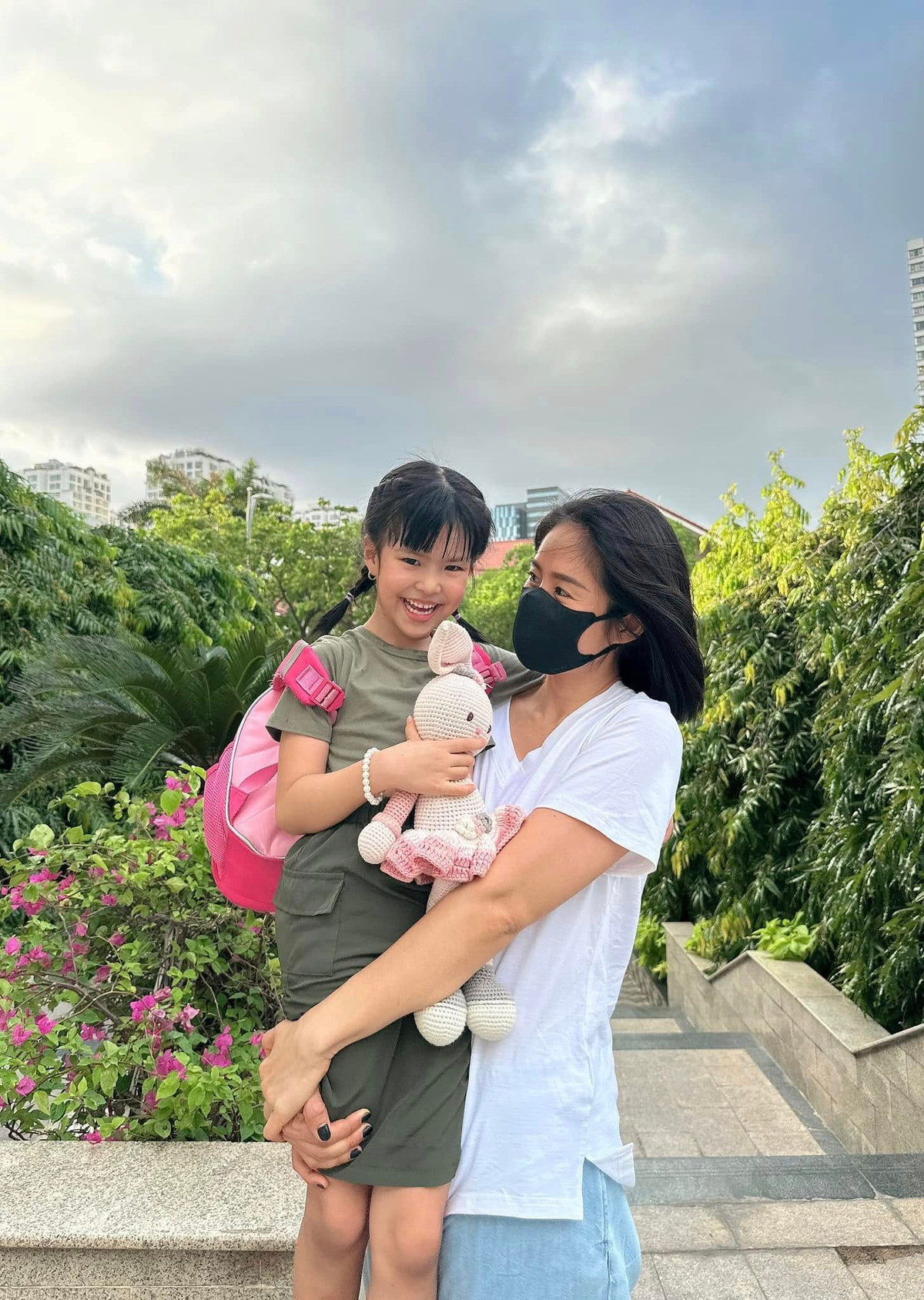 Lê Phương đón con: "Tan trường rồi... Về nhà với Mẹ thôi!". Ảnh: FB Lê Phương
