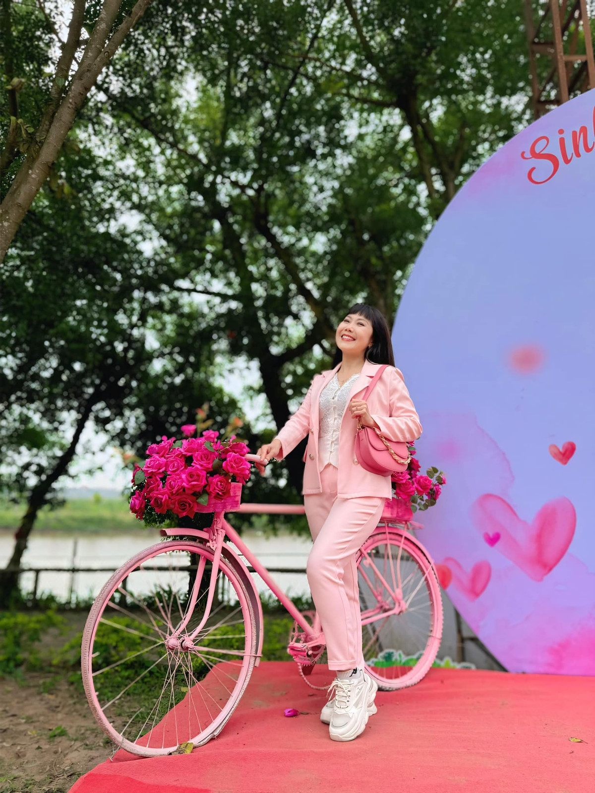 Nghệ sĩ Hương Tươi trẻ trung, gác bỏ mọi muộn phiền để tận hưởng cuộc sống. Ảnh: FB Trần Thu Hương