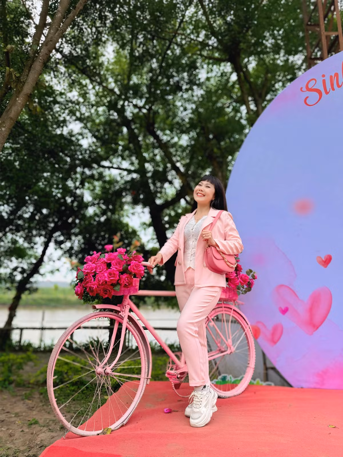 Nghệ sĩ Hương Tươi trẻ trung, gác bỏ mọi muộn phiền để tận hưởng cuộc sống. Ảnh: FB Trần Thu Hương