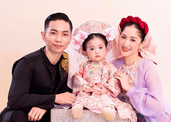 Ngay từ khi chào đời vào tháng 9/2023, con gái út nhà Khánh Thi - Phan Hiển đã được công chúng chú ý vì vẻ xinh xắn. (Ảnh: FB Khánh Thi Phan Hiển)