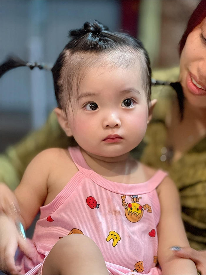 Lisa thừa hưởng những nét đẹp của bố và mẹ. (Ảnh: FB Khánh Thi Phan Hiển)