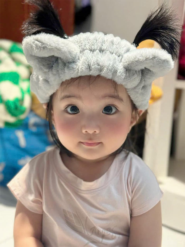 Khuôn mặt ngây thơ, đáng yêu của Lisa khiến ai nhìn thấy cũng phải tấm tắc khen. (Ảnh: FB Khánh Thi Phan Hiển)