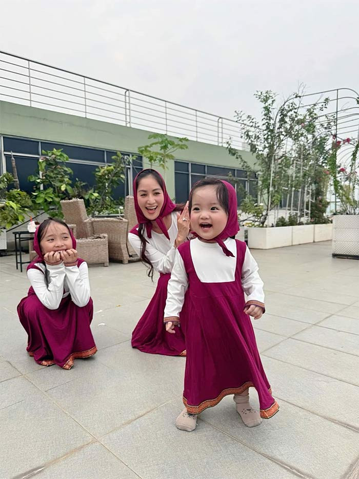 Lisa chụp ảnh cùng mẹ và chị gái Anna. (Ảnh: FB Khánh Thi Phan Hiển)