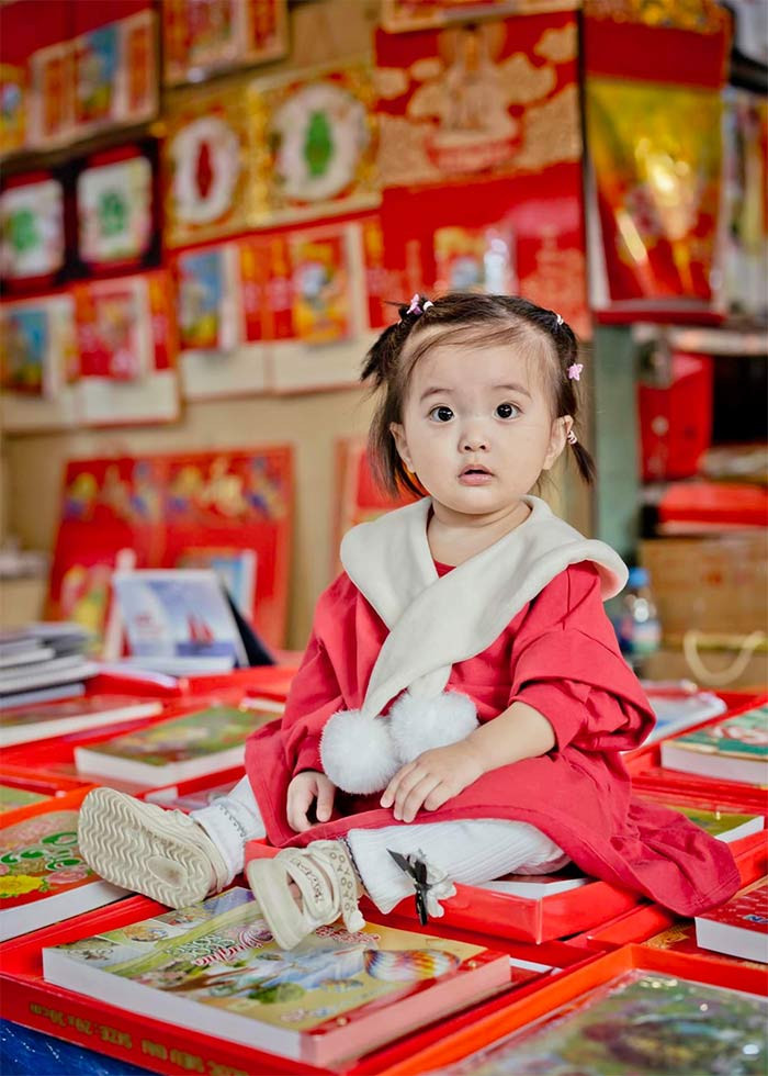 Cô bé thu hút người đối diện bởi đôi mắt to tròn. (Ảnh: FB Khánh Thi Phan Hiển)